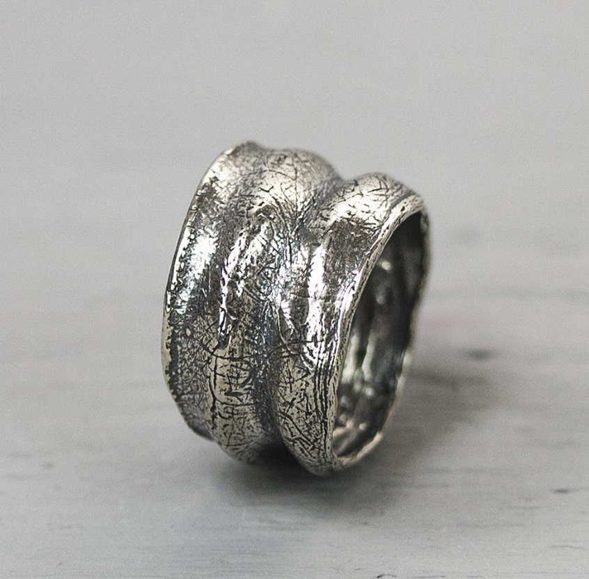 Ring gemaakt van 925 geoxideerd sterling zilver, vanwege de harmonieuze vouwen heeft deze ring de naam "Harmonica" gekregen.